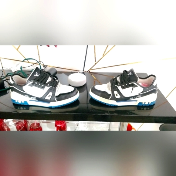 LV Shoes - Picture 2 of 4